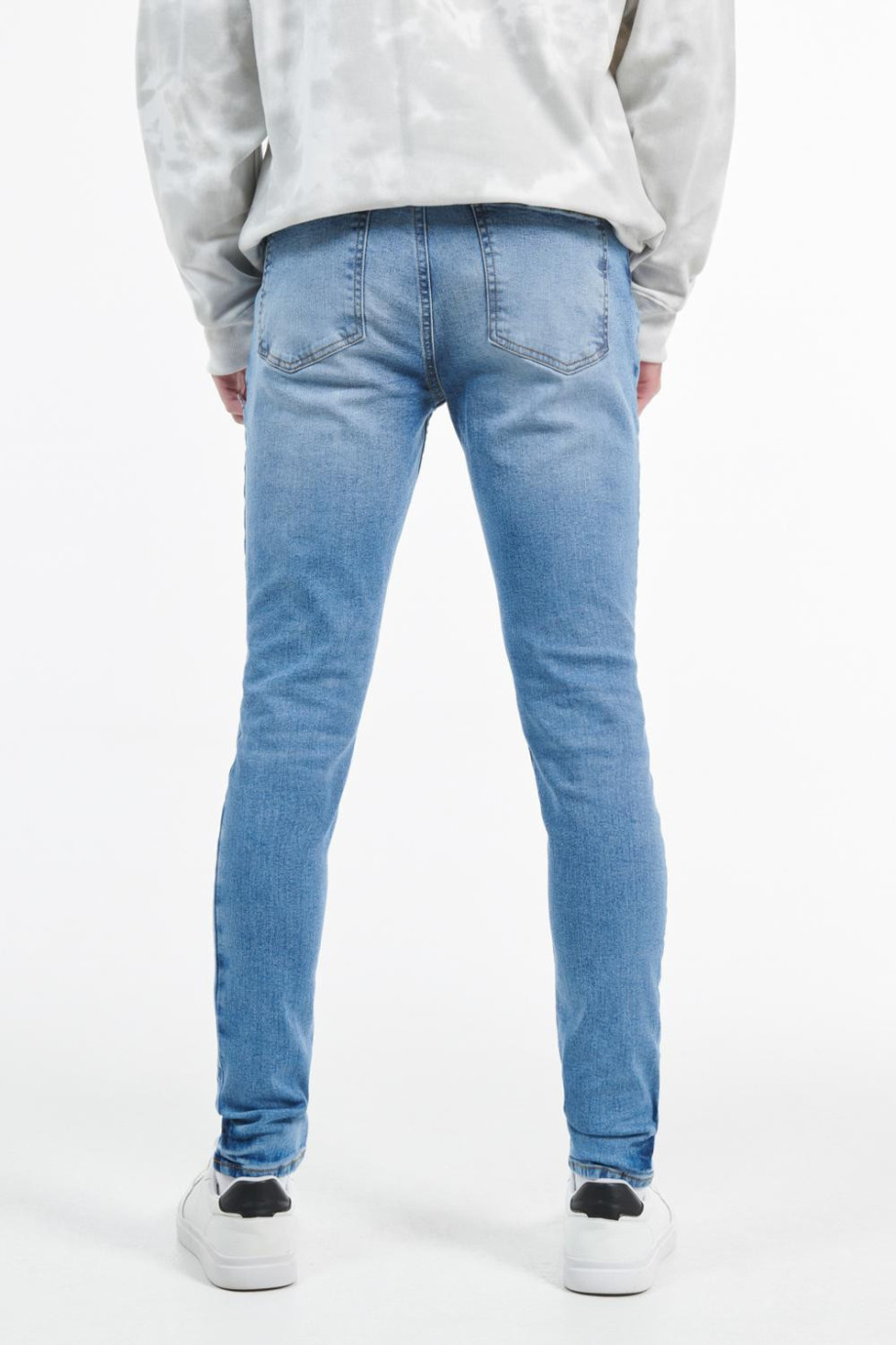 Jean súper skinny azul claro con rotos y diseños de manchas