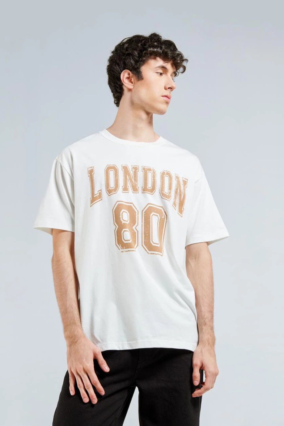 Camiseta oversize crema clara con manga corta y diseños college