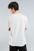 Camiseta oversize crema clara con manga corta y diseños college