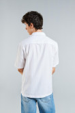 Camisa unicolor en algodón con bolsillo, manga corta y cuello sport