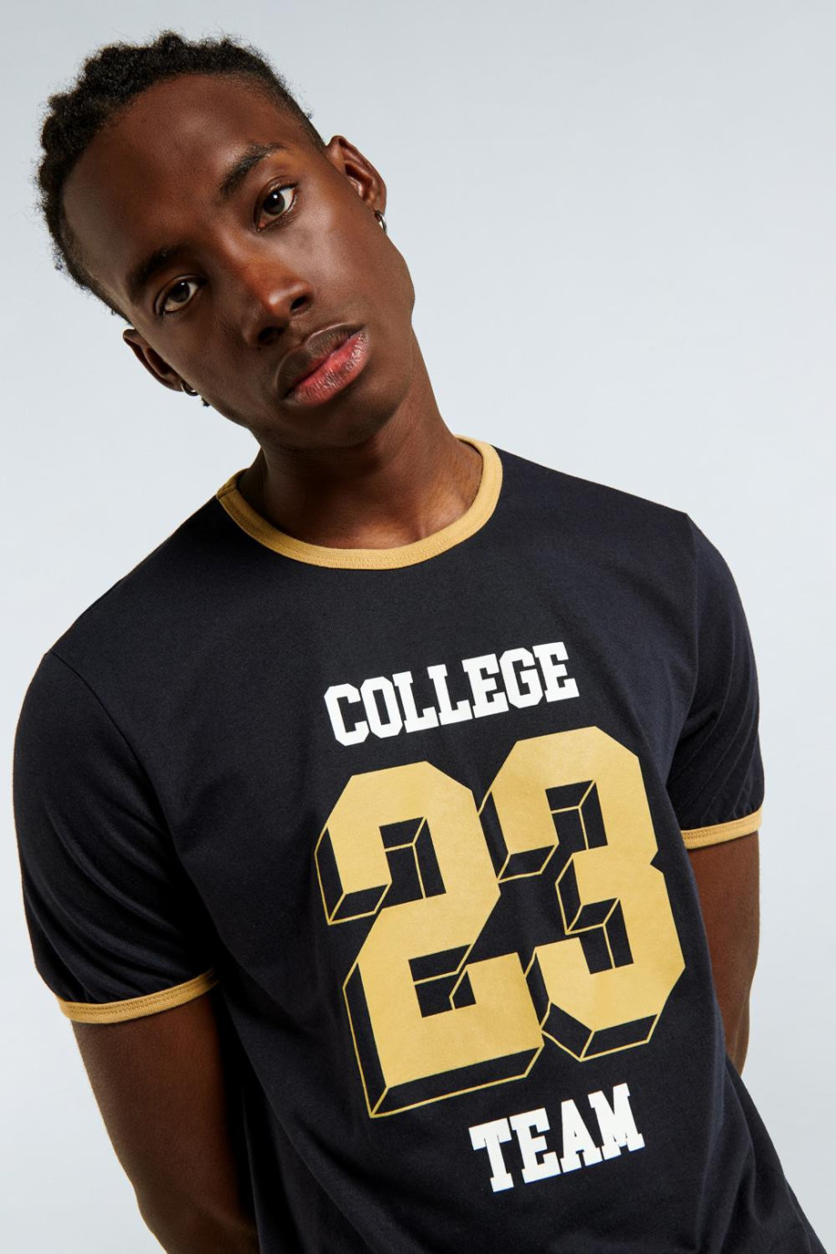 Camiseta manga corta azul intensa con contrastes amarillos y diseño college