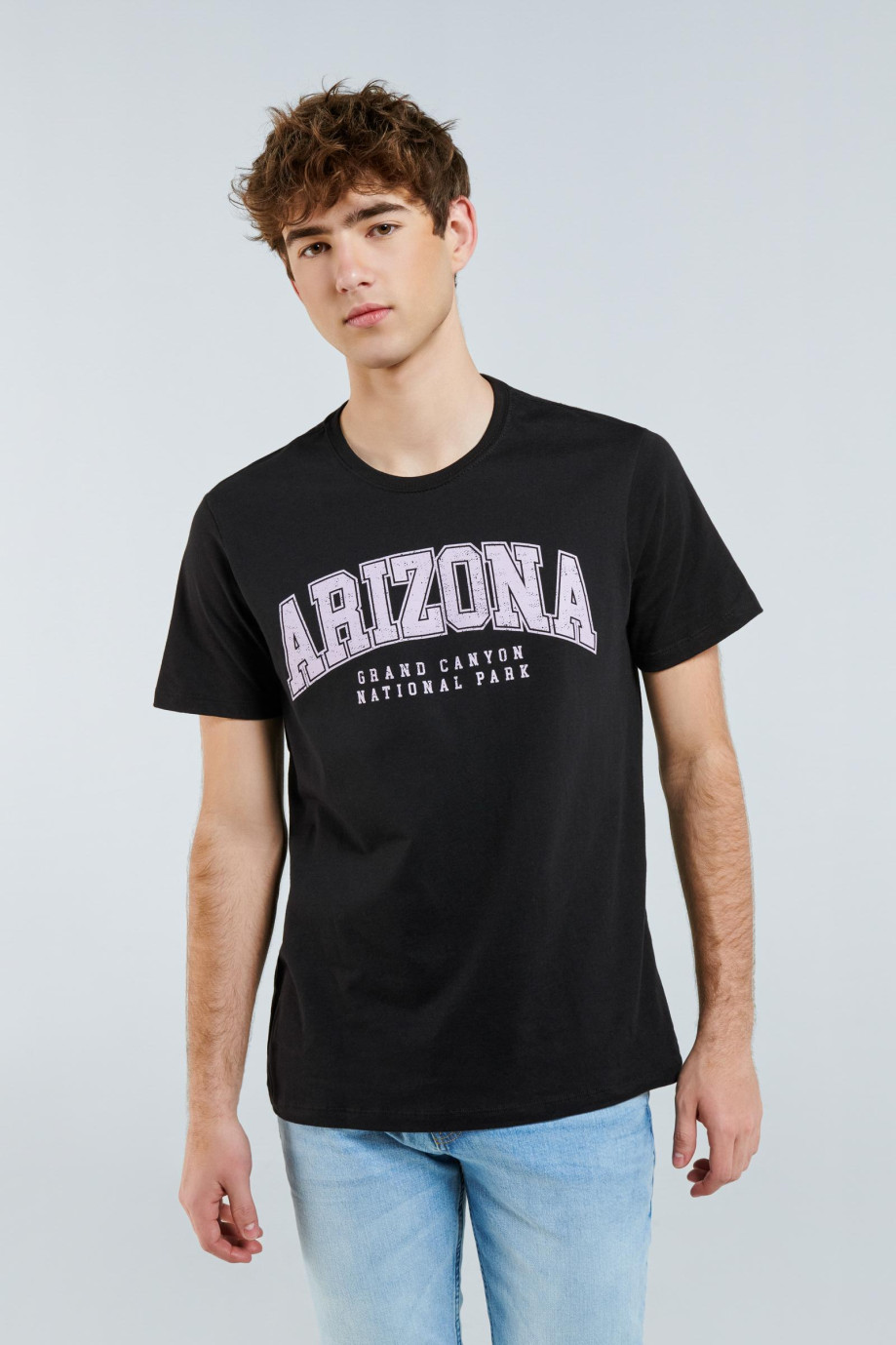 Camiseta manga corta negra con estampado en frente estilo College.