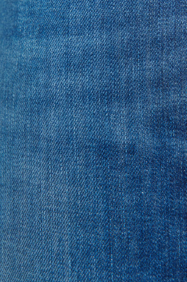 Jean azul oscuro con efecto push up, pretina ancha y tiro alto