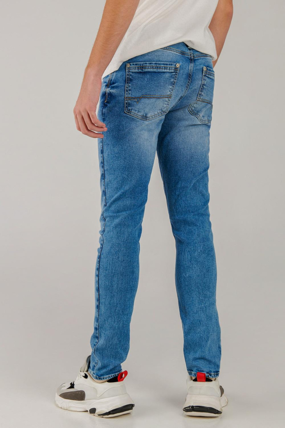 Jean azul claro skinny con desgastes de color y rotos en frente