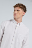 Camisa cuello button down unicolor con manga larga y bolsillo