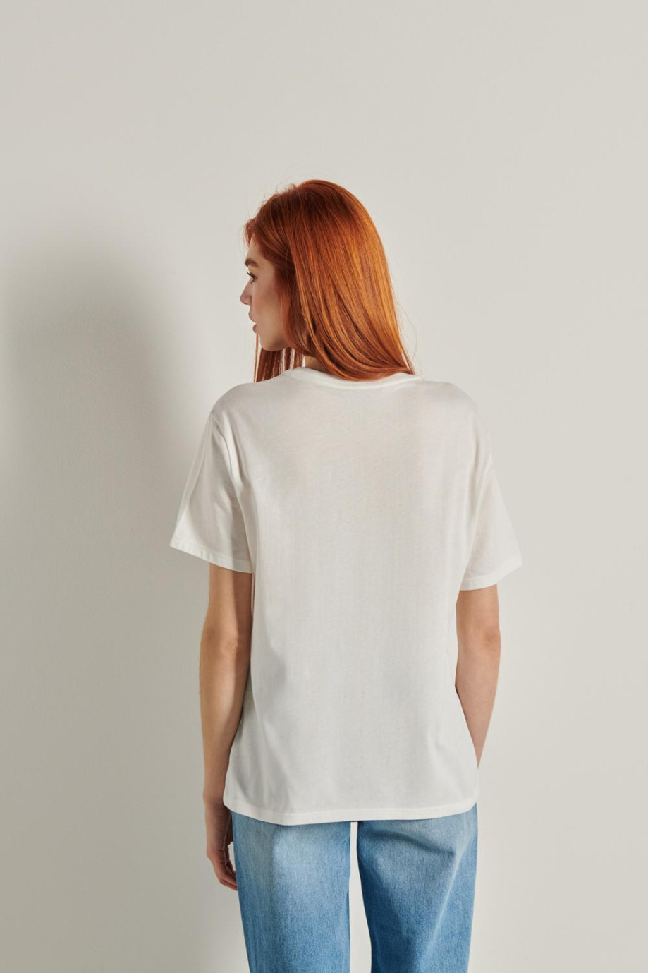 Camiseta crema clara manga corta con diseño college en frente