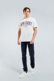 Camiseta manga corta blanca con estampado en frente estilo College.