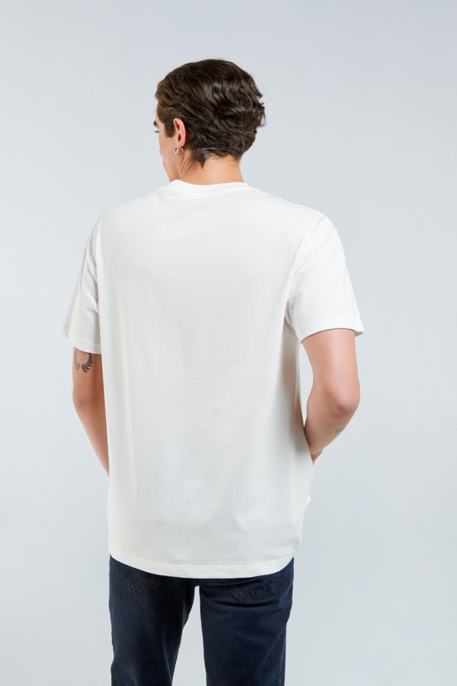 Camiseta manga corta blanca con estampado en frente estilo College.