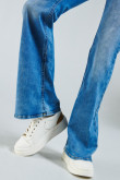 Jean flare azul claro con bota ancha, bolsillos y tiro alto