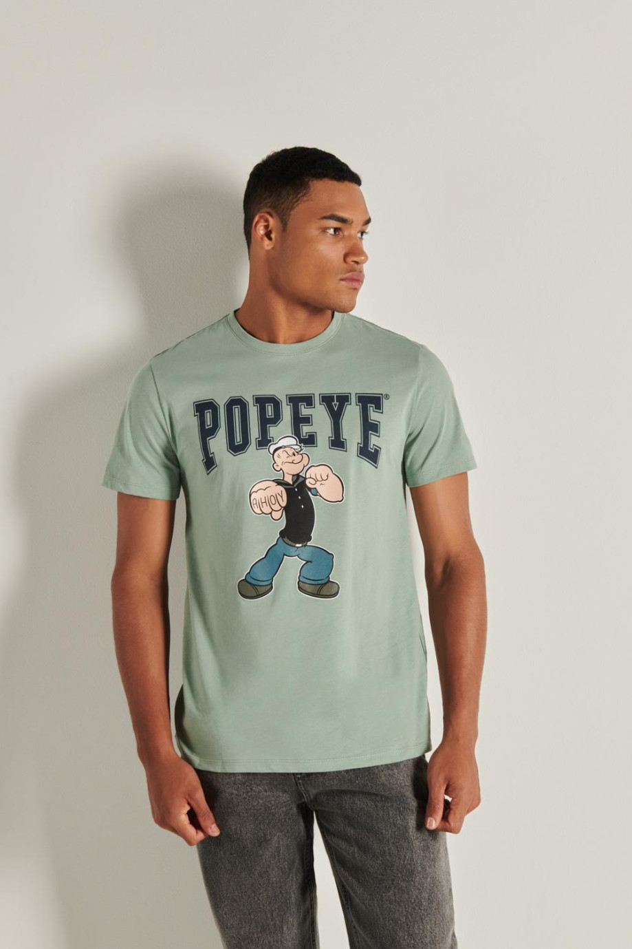 Camiseta verde clara con diseño de Popeye en frente y manga corta