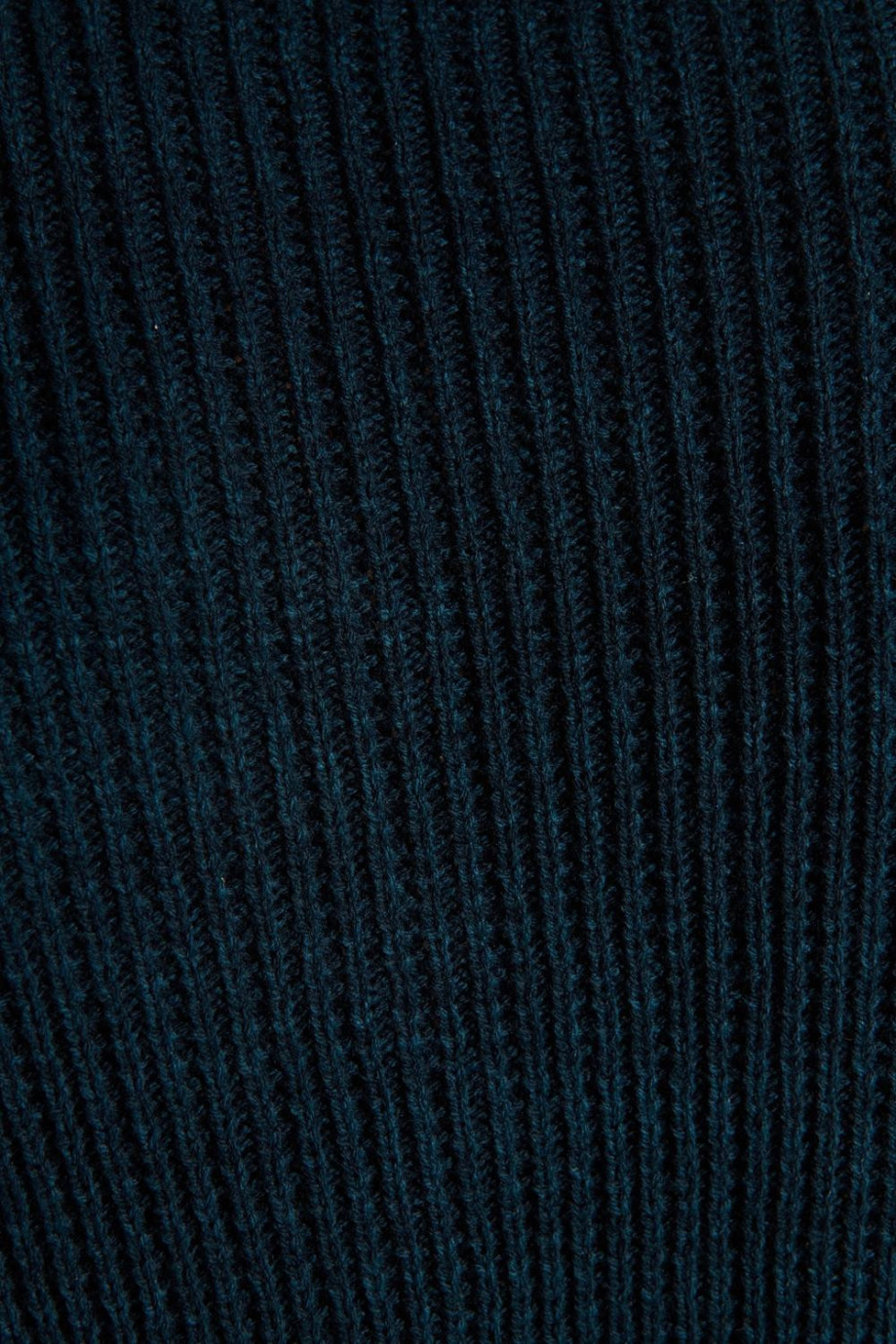 Suéter azul intenso tejido con texturas y cuello redondo
