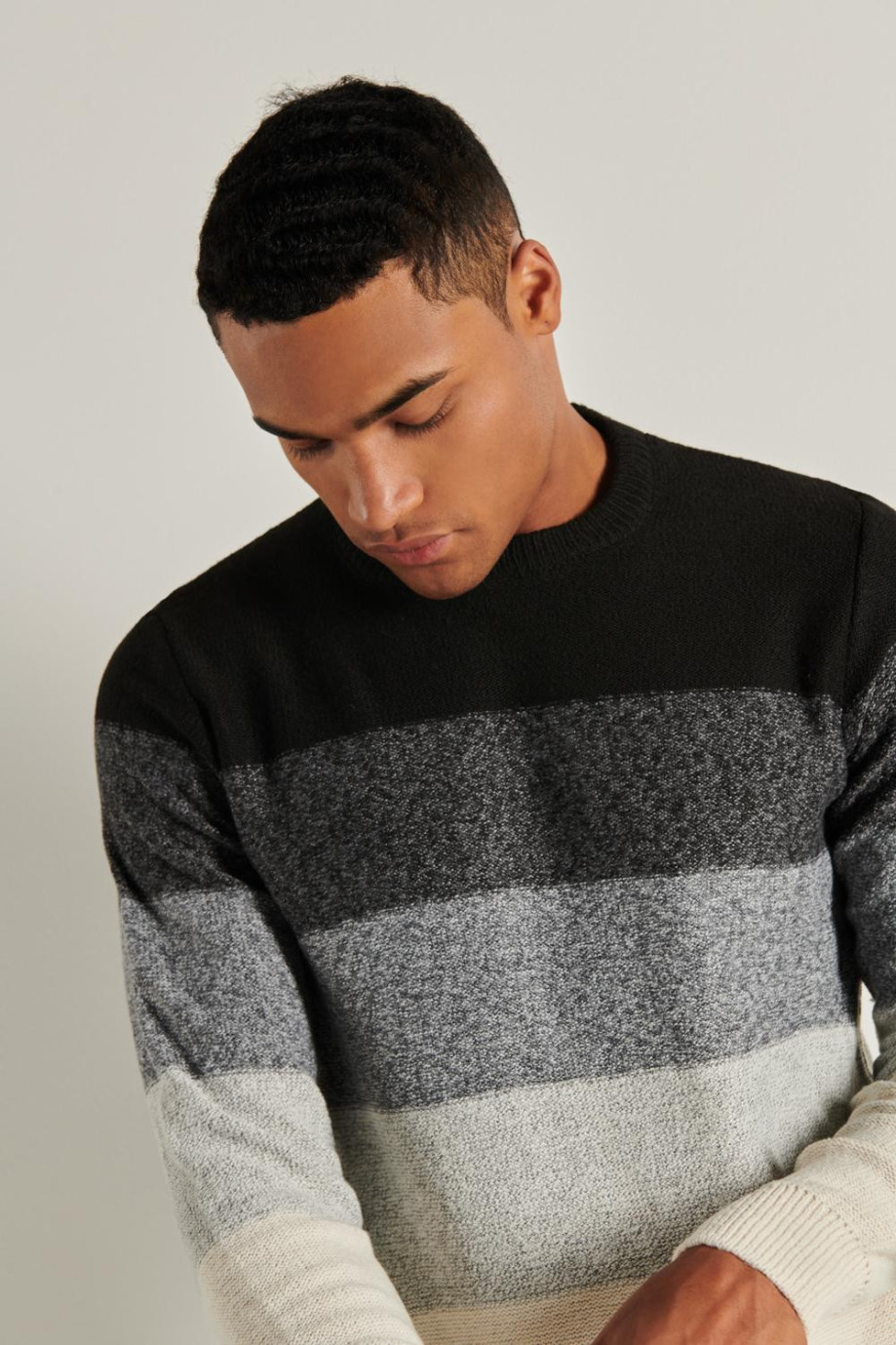 Suéter cuello redondo gris oscuro con diseños de rayas