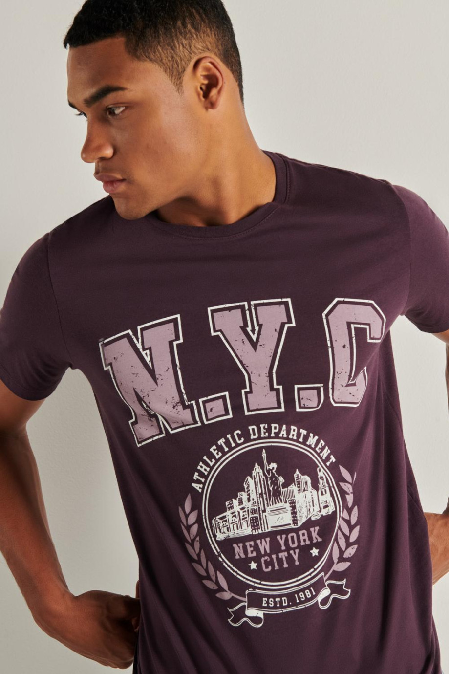 Camiseta morada oscura con manga corta y diseño college de NYC