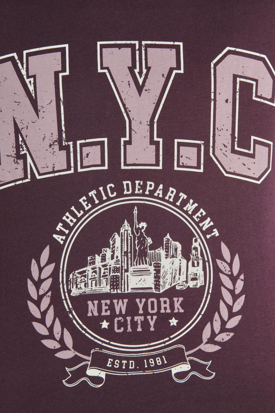 Camiseta morada oscura con manga corta y diseño college de NYC