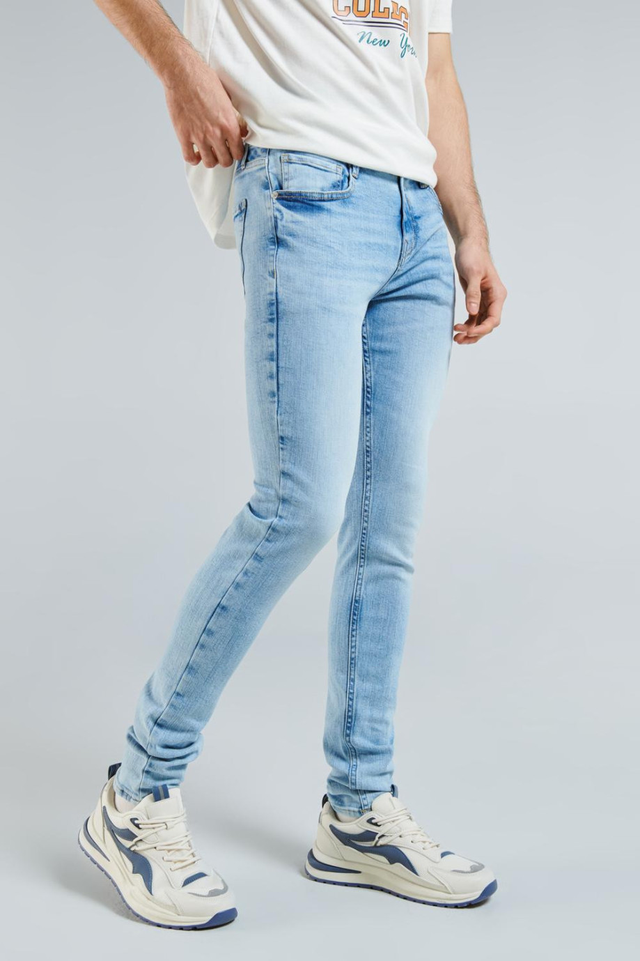 Jean skinny azul claro con efectos desteñidos y tiro bajo