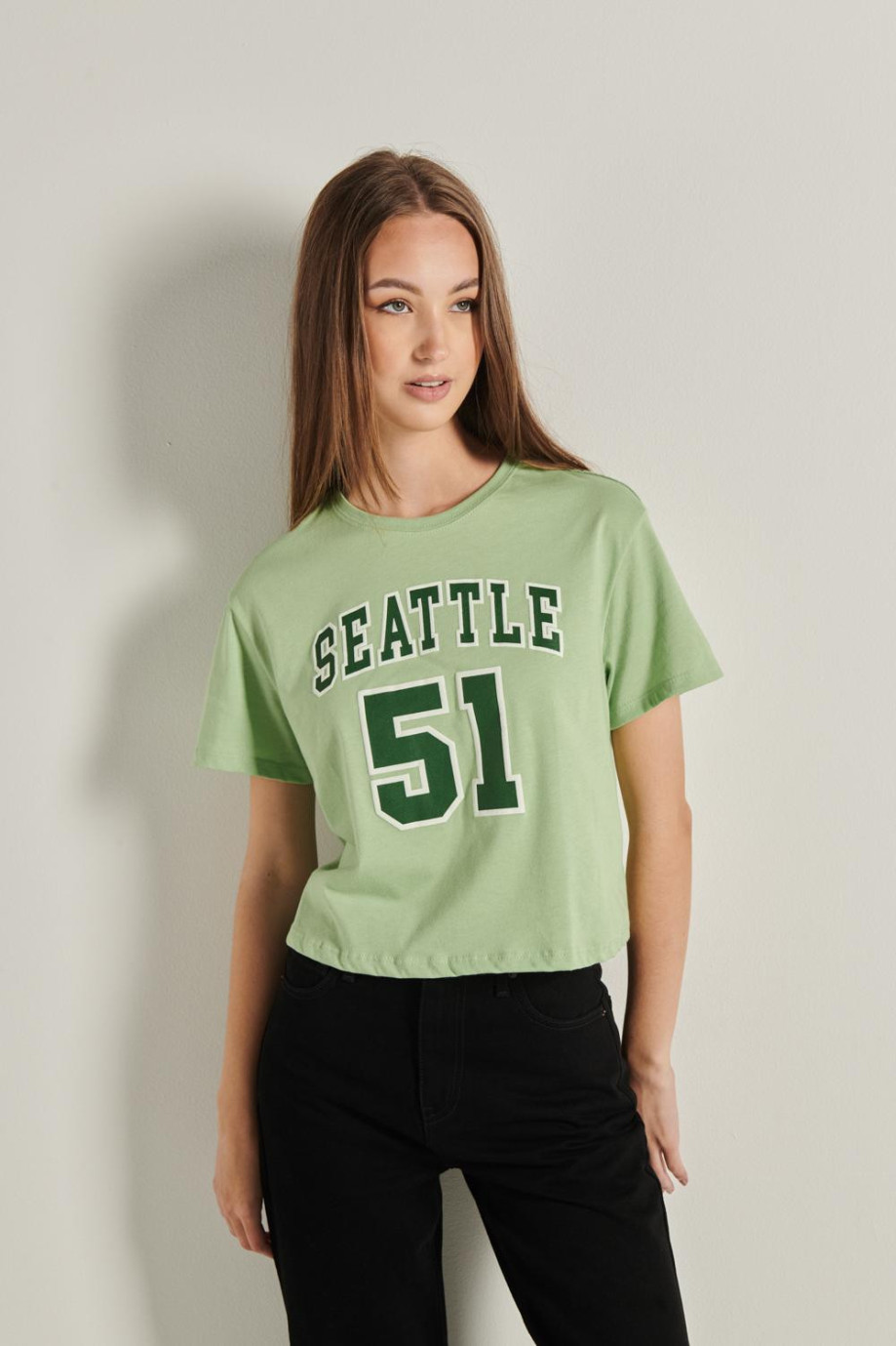 Camiseta para mujer en color verde claro manga corta crop top cuello redondo estampada en frente estilo college