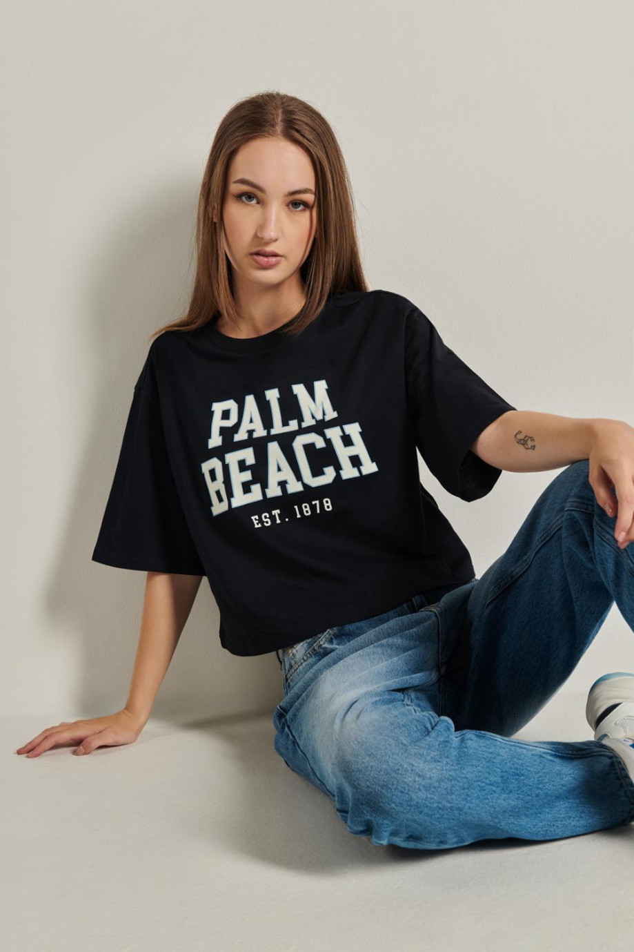 Camiseta unicolor crop top oversize con diseño college de Palm Beach