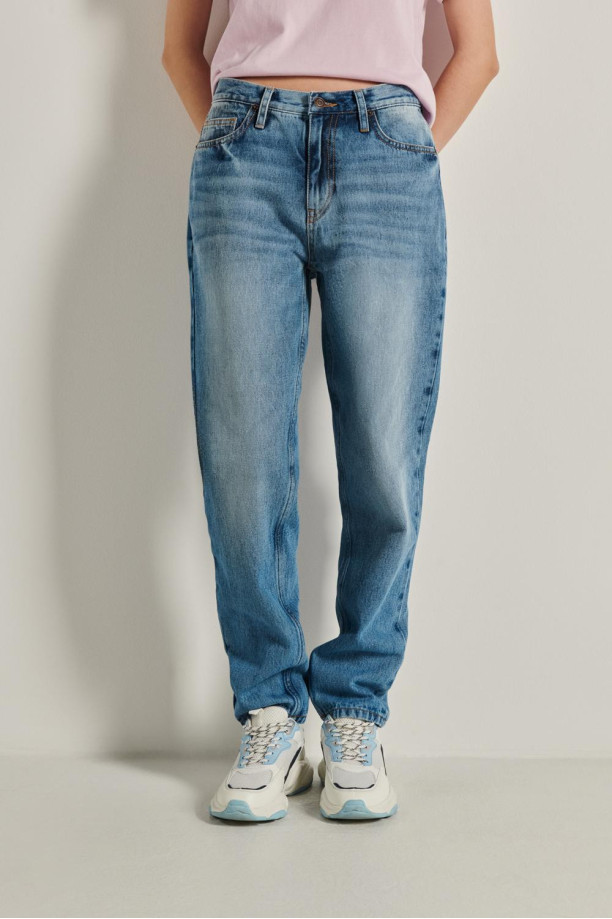 Jean azul claro 90´S con tiro medio, bota ancha y desgastes de color