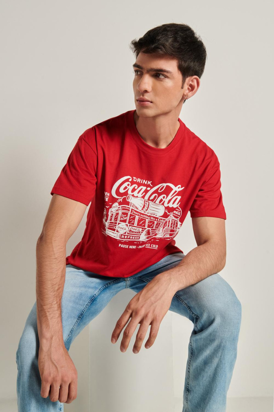 Camiseta oversize cuello redondo roja oscura con diseños blancos de Coca-Cola