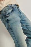 Jean slim azul con bolsillos, tiro bajo y efecto desteñido
