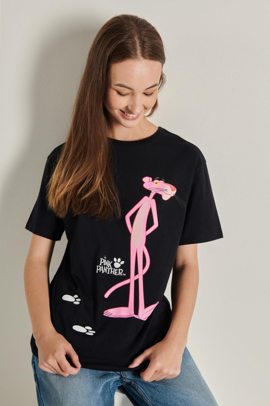 Camiseta femenina hombro rodado manga corta con estampado en frente de La pantera rosa
