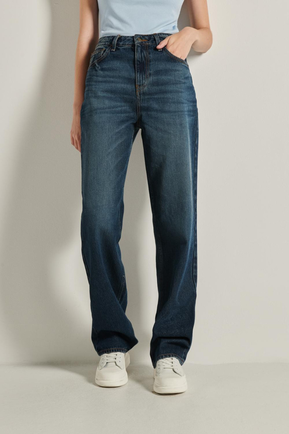 Jean tiro alto 90´S azul oscuro con bota ancha y efecto desteñido