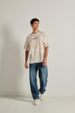 Camiseta oversize crema clara tie dye con texto minimalista