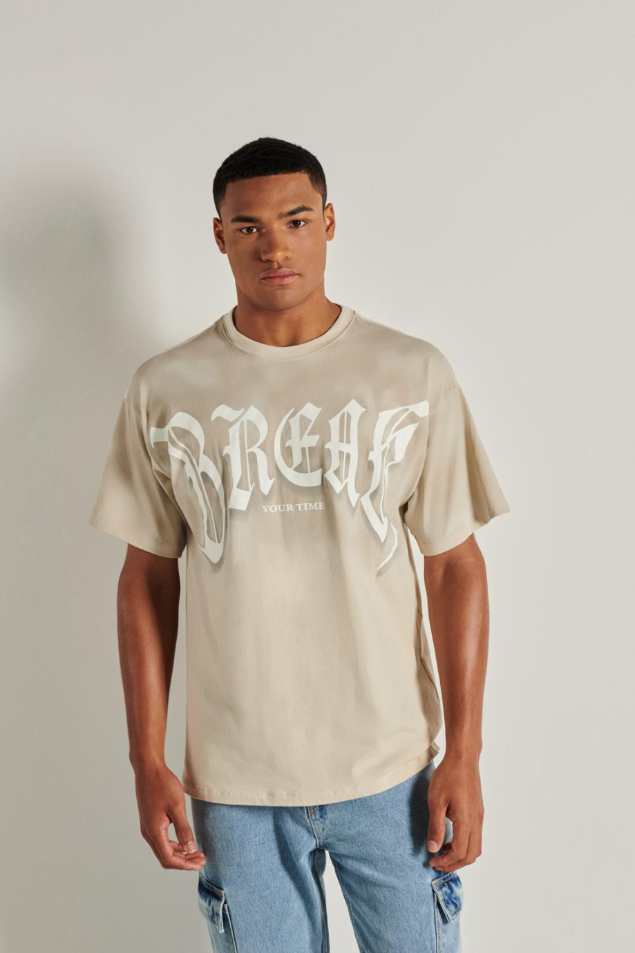 Camiseta kaki oversize con diseño de texto y manga corta
