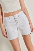 Short tiro medio blanco en jean con botones visibles