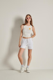 Short tiro medio blanco en jean con botones visibles