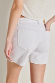 Short tiro medio blanco en jean con botones visibles