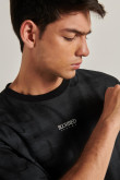 Camiseta negra oversize estampada con cuello redondo