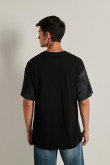 Camiseta negra oversize estampada con cuello redondo