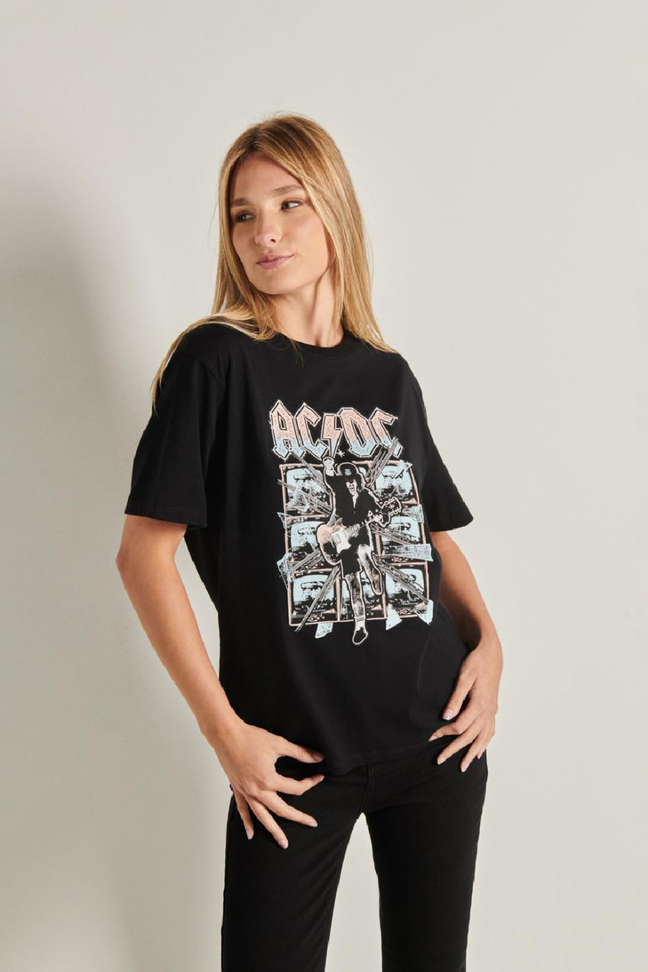 Camiseta negra en algodón oversize con diseño de AC/DC y manga corta