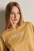 Camiseta oversize unicolor crop top con diseño college en frente