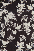 Blusa negra con diseños de flores blancas y manga corta aglobada