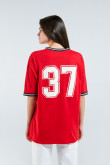 Camiseta roja intensa oversize con cuello en V y diseños college
