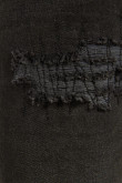 Bermuda gris oscura en jean con tiro bajo, rotos y bordes deshilados