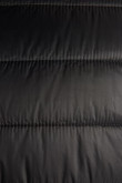 Chaqueta negra acolchada doble faz con cuello alto y bolsillos laterales