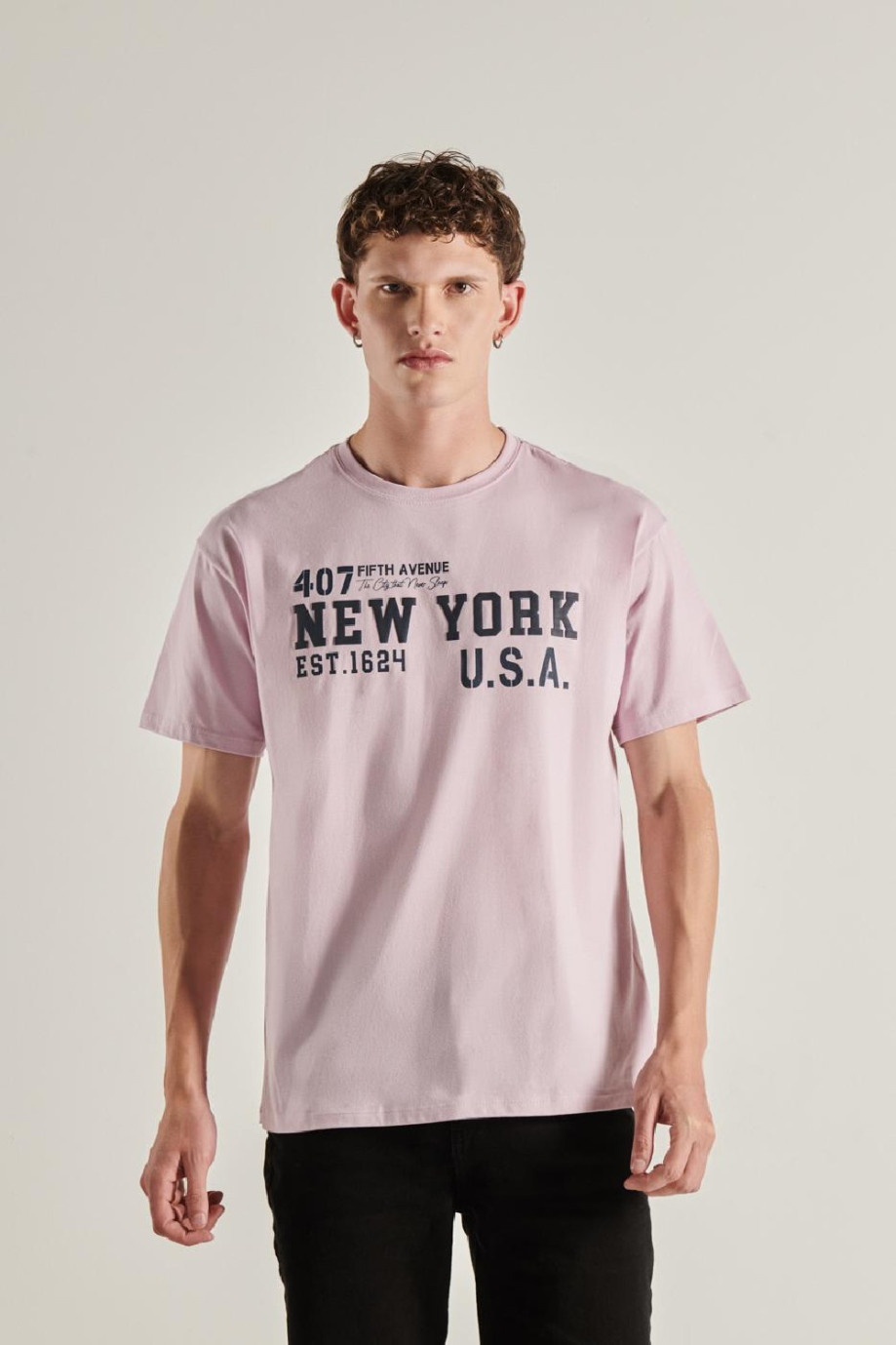 Camiseta unicolor oversize con cuello redondo y diseño college en frente