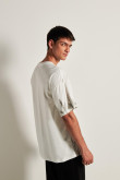 Camiseta manga corta oversize crema con texto minimalista
