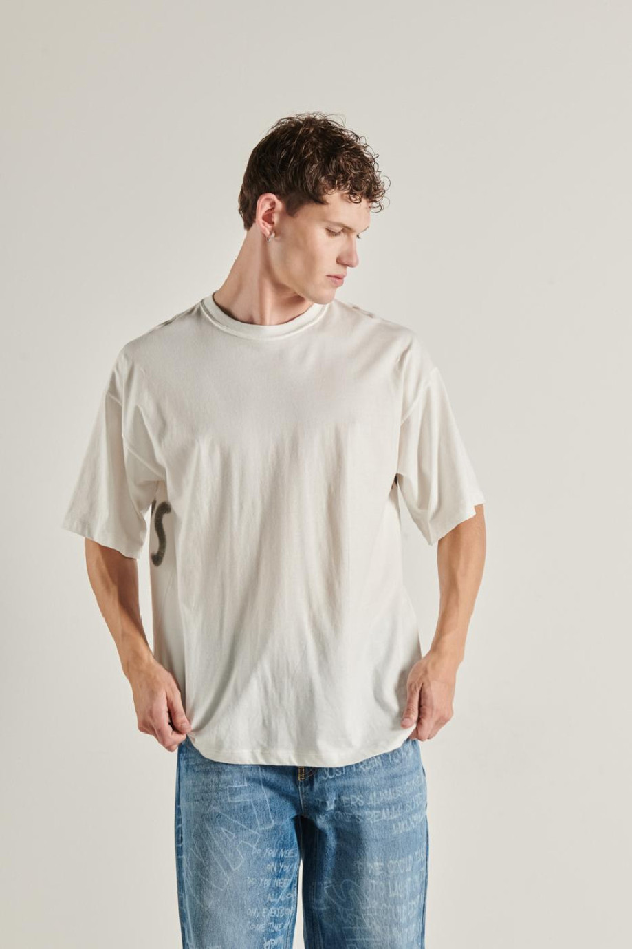 Camiseta manga corta oversize crema con estampado en espalda