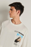 Camiseta oversize crema clara con manga corta y estampados