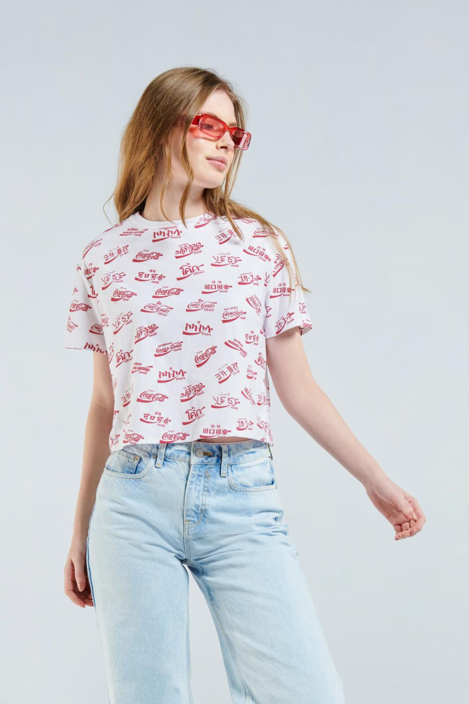 Camiseta blanca de silueta crop top con diseños rojos de Coca-Cola