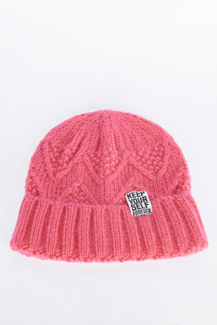 Gorro tejido rosado intenso con texturas y marquilla decorativa