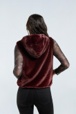 Chaleco rojo oscuro en pelo sintético con capota y bolsillos