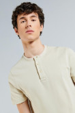 Camiseta cuello redondo unicolor con botones funcionales