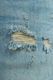 Jean slim azul claro ajustado con rotos y tiro bajo