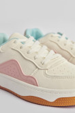 Tenis casuales blancos con contrastes coloridos y suelas planas