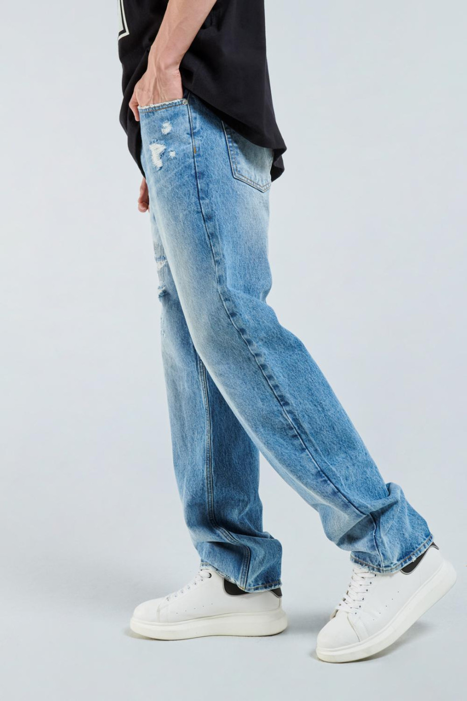 Jean 90´S azul claro con bota ancha, desgastes de color y rotos